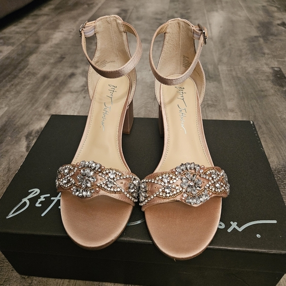 NWT Betsey Johnson Mel Rhinestone Champagne Block Heel Pumps - Picture 2 of 10